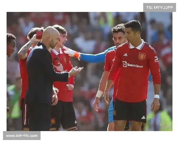 马奎尔与利桑德罗·马丁内斯热身身高差画面逗笑卡拉格 马奎尔与利桑德罗·马丁内斯热身身高差画面逗笑卡拉格